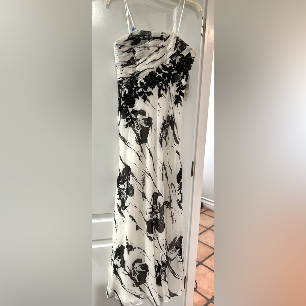 Gorgeous Evening Gown. New WTags, Carmen Marc Volvo Size 6 Ivory/Black